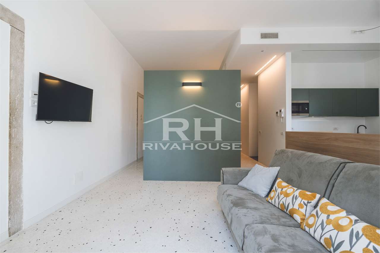 REF. 38 - NEWLY RENOVATED CHARMING TWO-ROOM APARTMENT