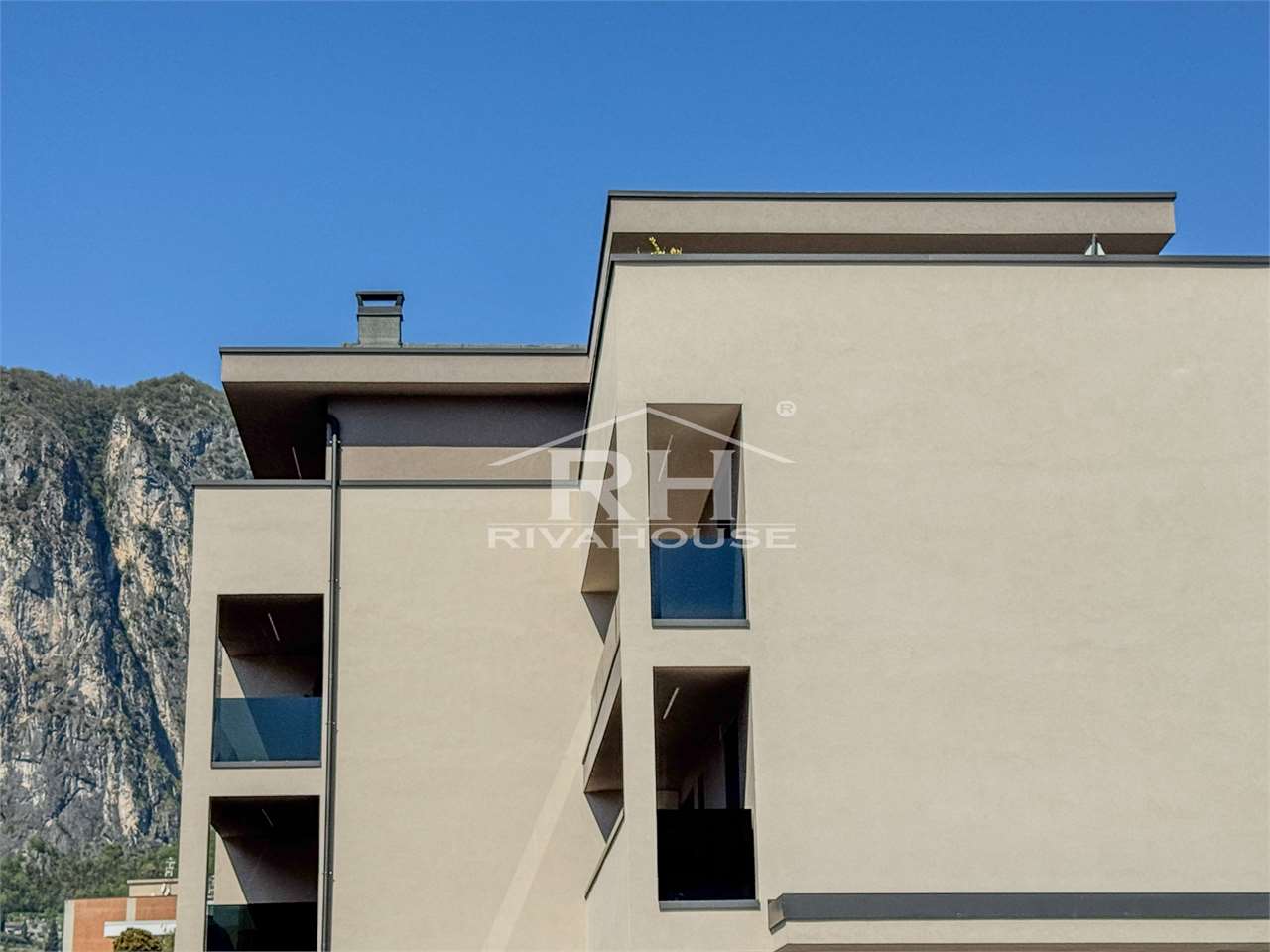 REF. 07 – REFINED AND VERY RECENT PENTHOUSE