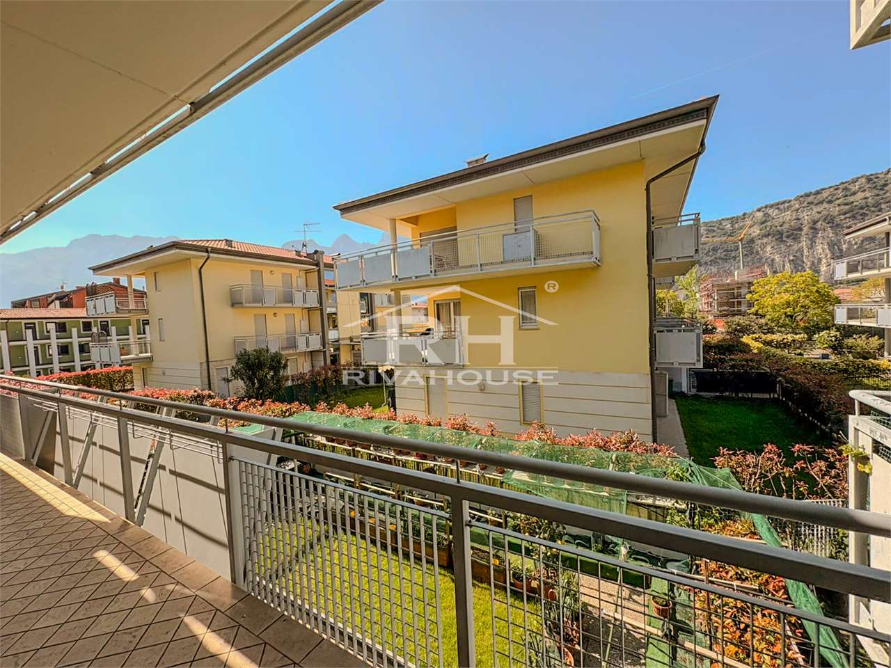 RIF. 02 - ELEGANTE TRILOCALE ESENTE GILMOZZI