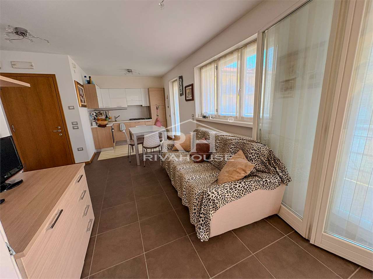 RIF. 02 - ELEGANTE TRILOCALE ESENTE GILMOZZI