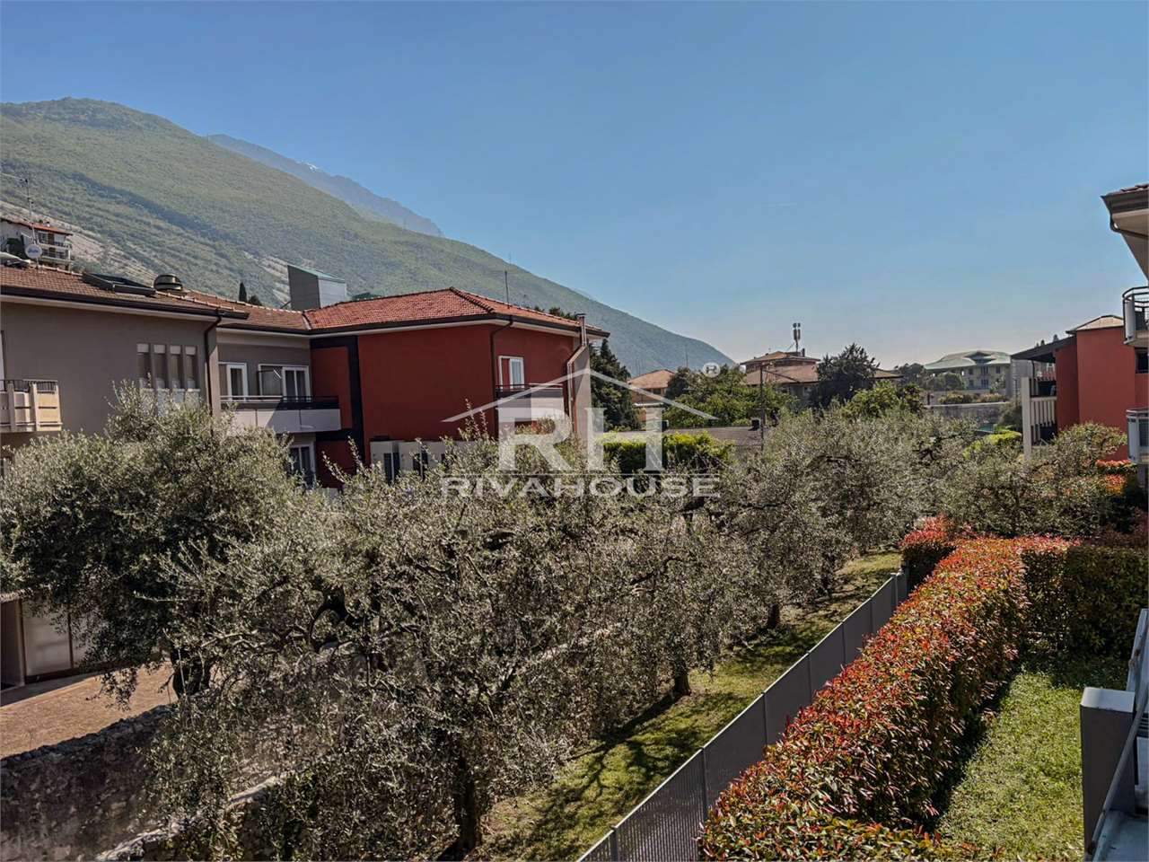 RIF. 02 - ELEGANTE TRILOCALE ESENTE GILMOZZI