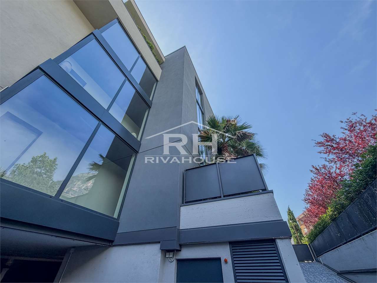RIF. 23 - BILOCALE MODERNO CON TERRAZZO