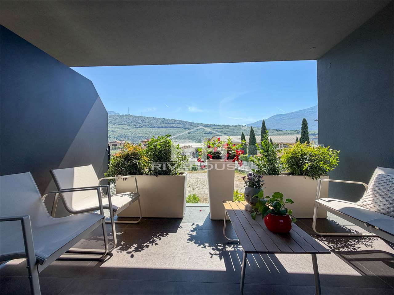 RIF. 23 - BILOCALE MODERNO CON TERRAZZO
