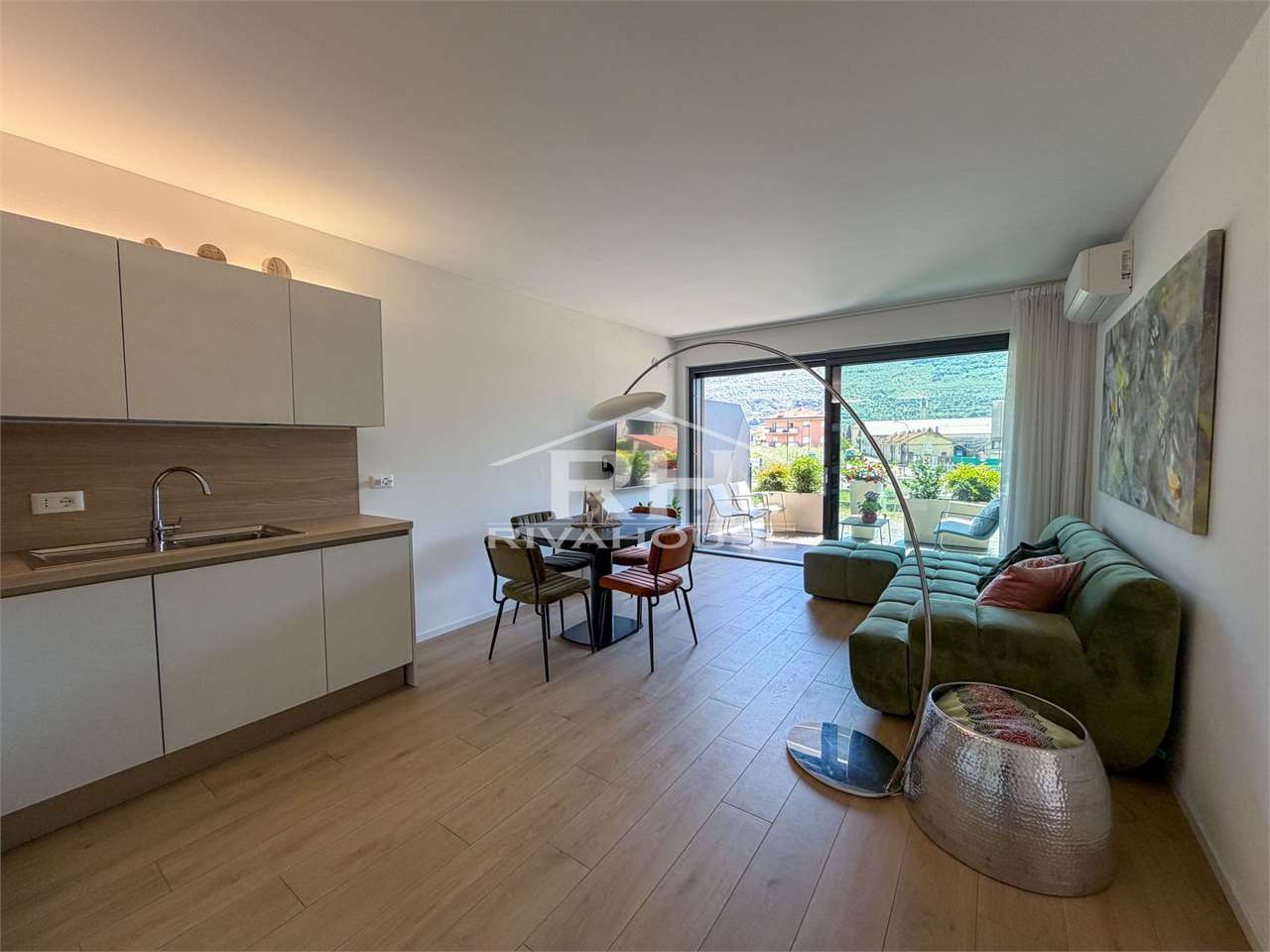 RIF. 23 - BILOCALE MODERNO CON TERRAZZO