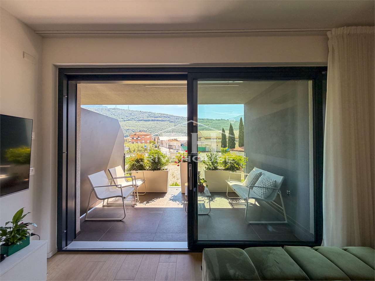 RIF. 23 - BILOCALE MODERNO CON TERRAZZO