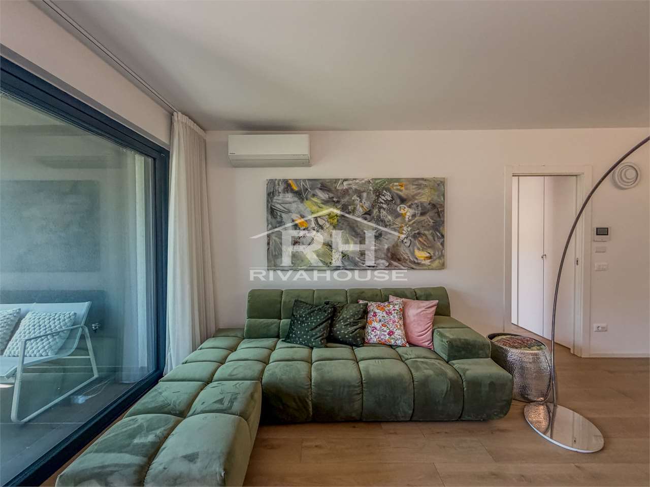 RIF. 23 - BILOCALE MODERNO CON TERRAZZO
