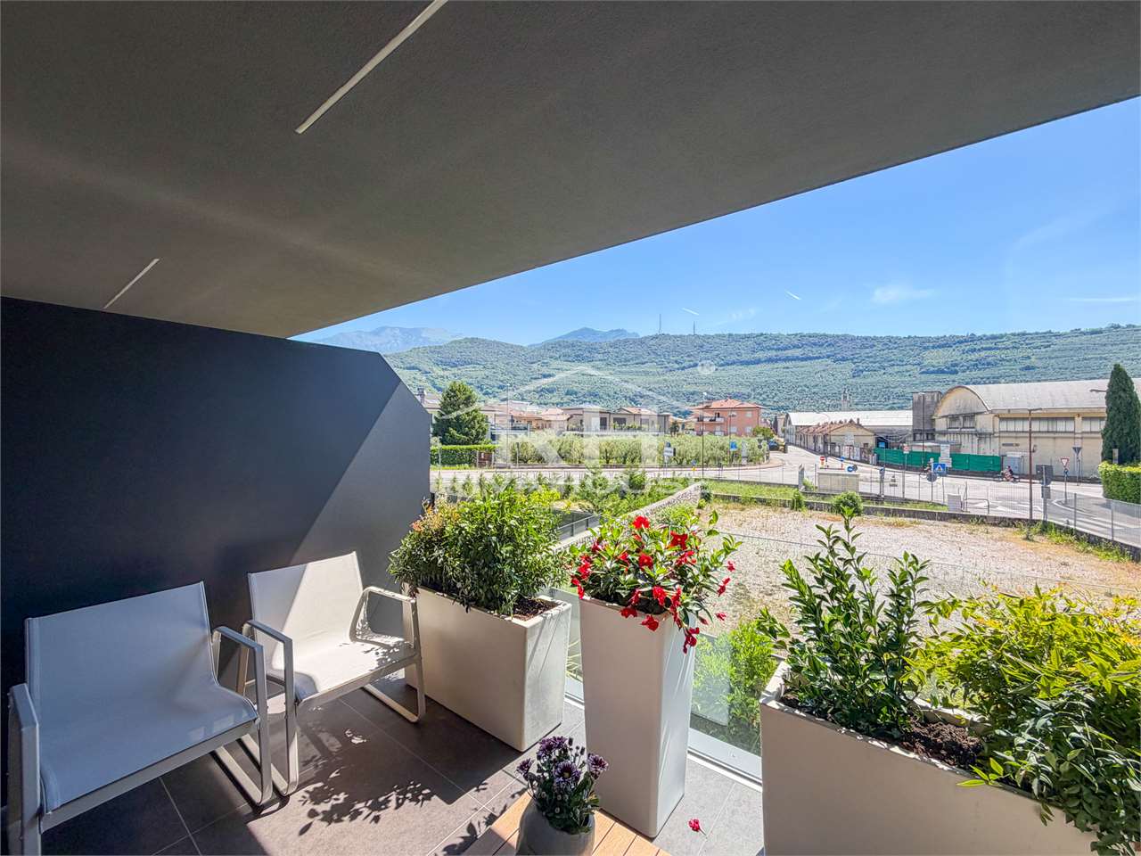 RIF. 23 - BILOCALE MODERNO CON TERRAZZO