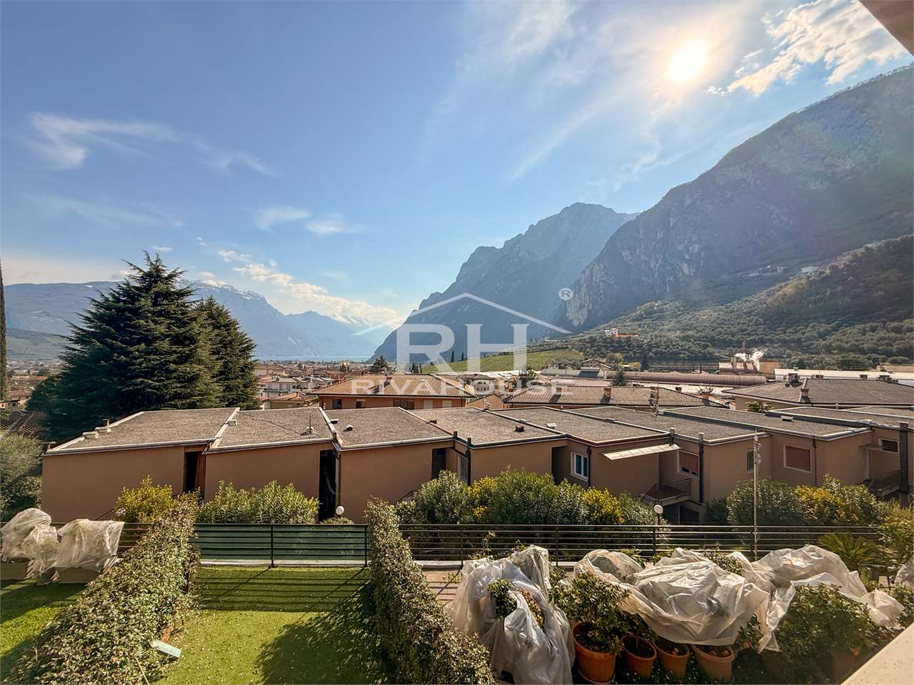 REF. 01 - TWO-ROOM APARTMENT, LAKE VIEW