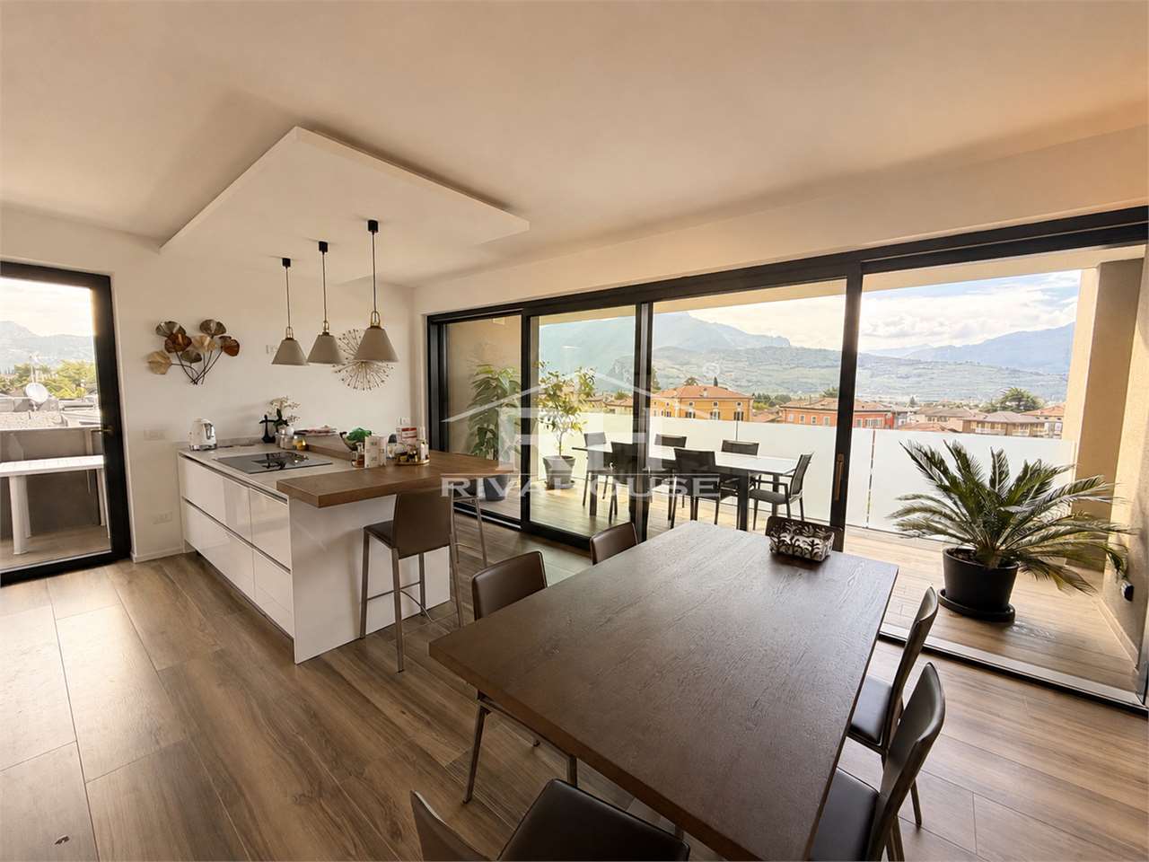 REF. 14 - PRESTIGIOUS LUXURY PENTHOUSE WITH LAKE VIEW IN RIVA DEL GARDA, UNIQUE ON THE FLOOR