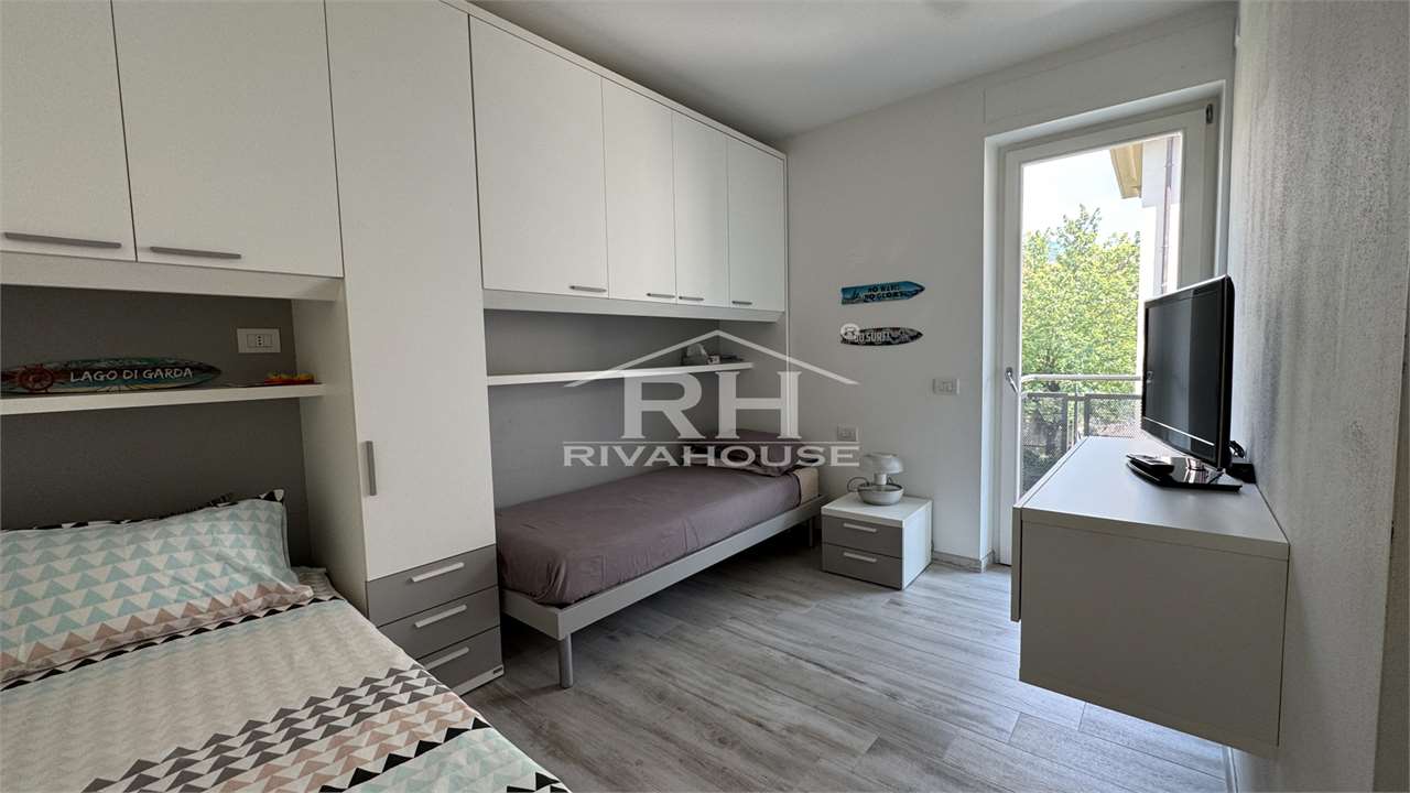RIF. 11 - AMPIO TRILOCALE IN VENDITA A RIVA CENTRO, CON GARAGE E TERRAZZI