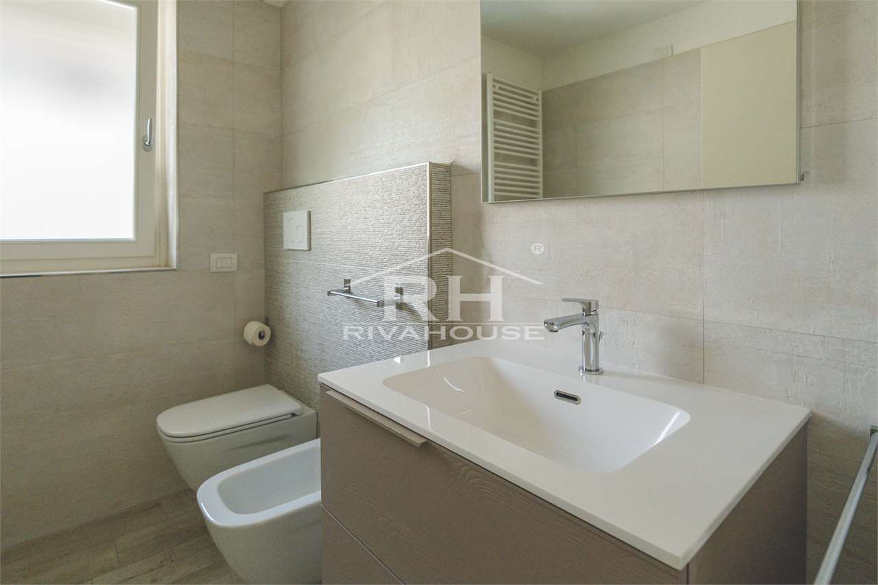 RIF. 11 - AMPIO TRILOCALE IN VENDITA A RIVA CENTRO, CON GARAGE E TERRAZZI