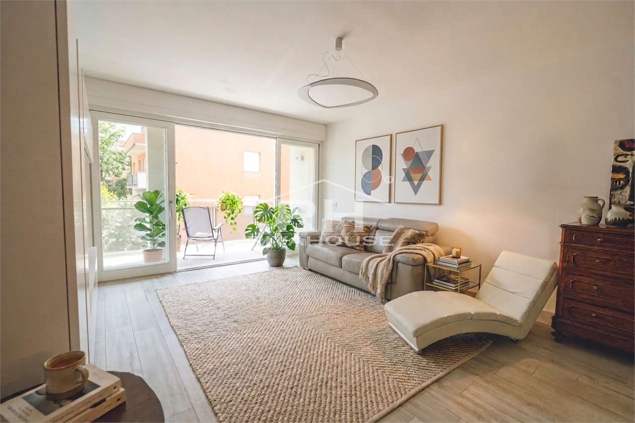 REF. 11 - LARGE THREE-ROOM APARTMENT FOR SALE IN RIVA CENTRO, WITH GARAGE AND TERRACES