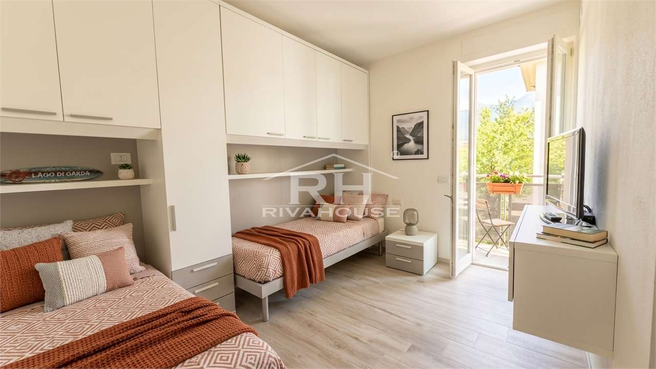 REF. 11 - LARGE THREE-ROOM APARTMENT FOR SALE IN RIVA CENTRO, WITH GARAGE AND TERRACES