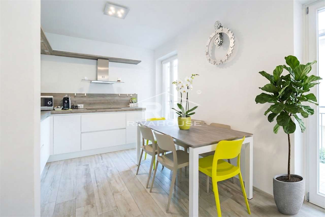 REF. 11 - LARGE THREE-ROOM APARTMENT FOR SALE IN RIVA CENTRO, WITH GARAGE AND TERRACES