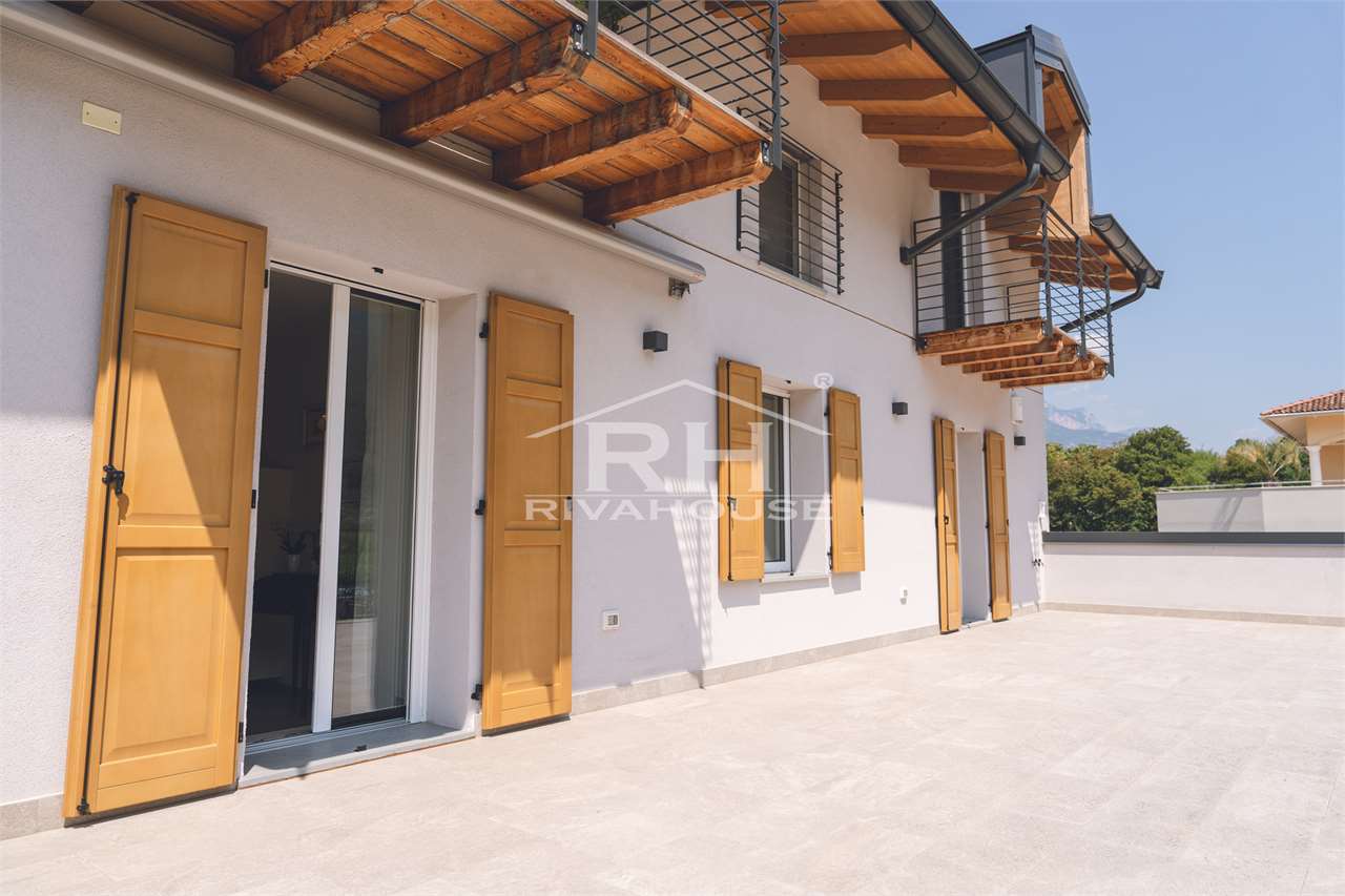 REF. 04 – SPACIOUS TWO-BEDROOM APARTMENT WITH PRIVATE GARDEN, NO CONDO FEES, NO GILMOZZI RESTRICTION