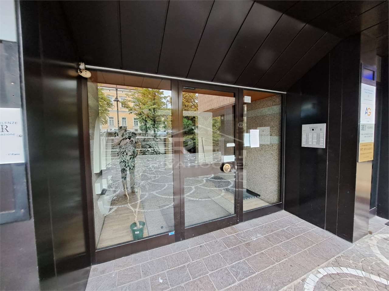 REF. 12 - STORE FOR SALE ON CORSO ROSMINI