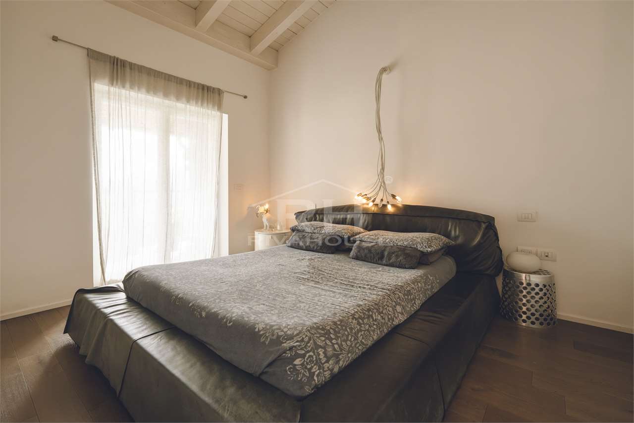 RIF. 15 - VILLA A SCHIERA CON GIARDINO