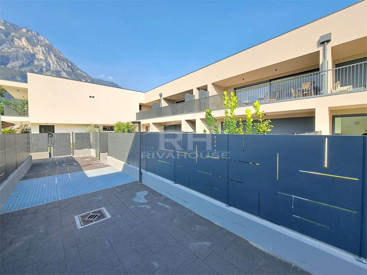 ONE-BEDROOM APARTMENT WITH GARDEN