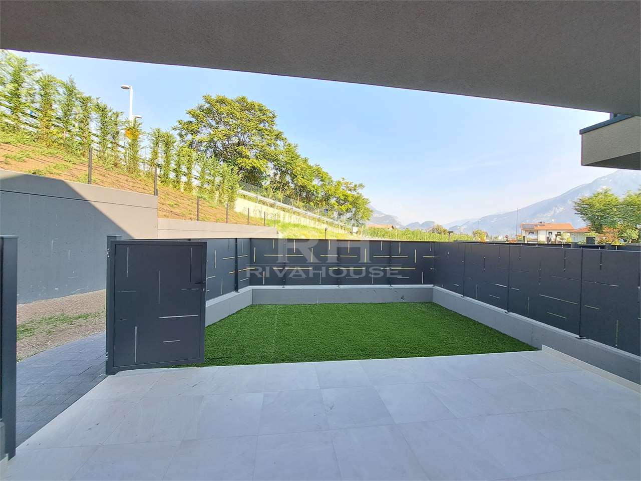 ONE-BEDROOM APARTMENT WITH GARDEN