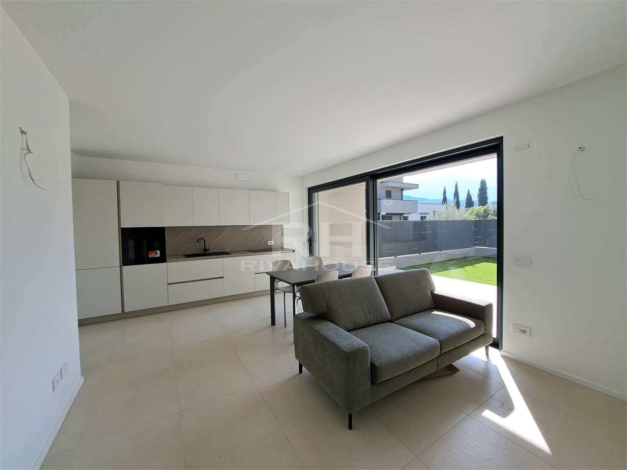 ONE-BEDROOM APARTMENT WITH GARDEN