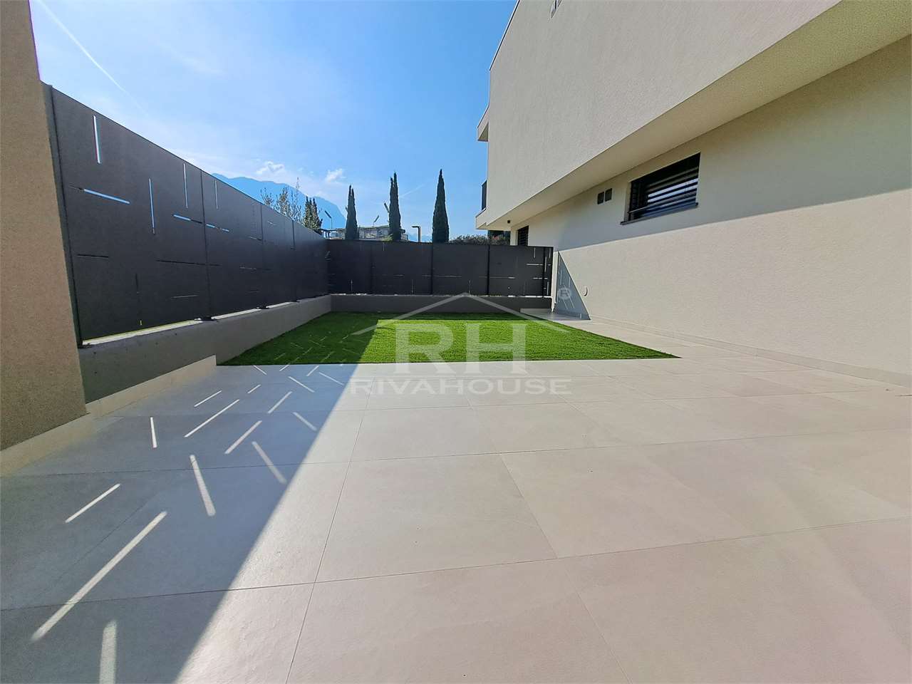 ONE-BEDROOM APARTMENT WITH GARDEN