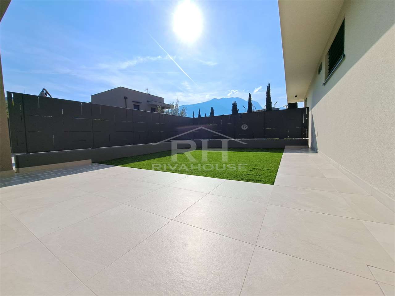 ONE-BEDROOM APARTMENT WITH GARDEN