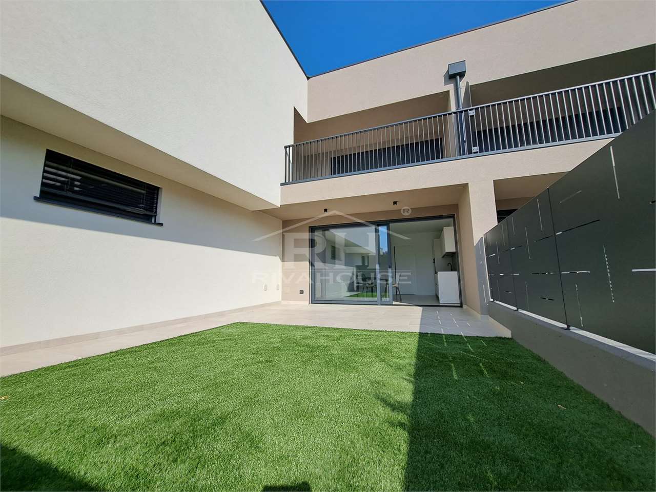 ONE-BEDROOM APARTMENT WITH GARDEN