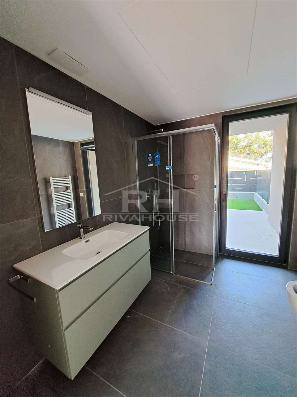 ONE-BEDROOM APARTMENT WITH GARDEN