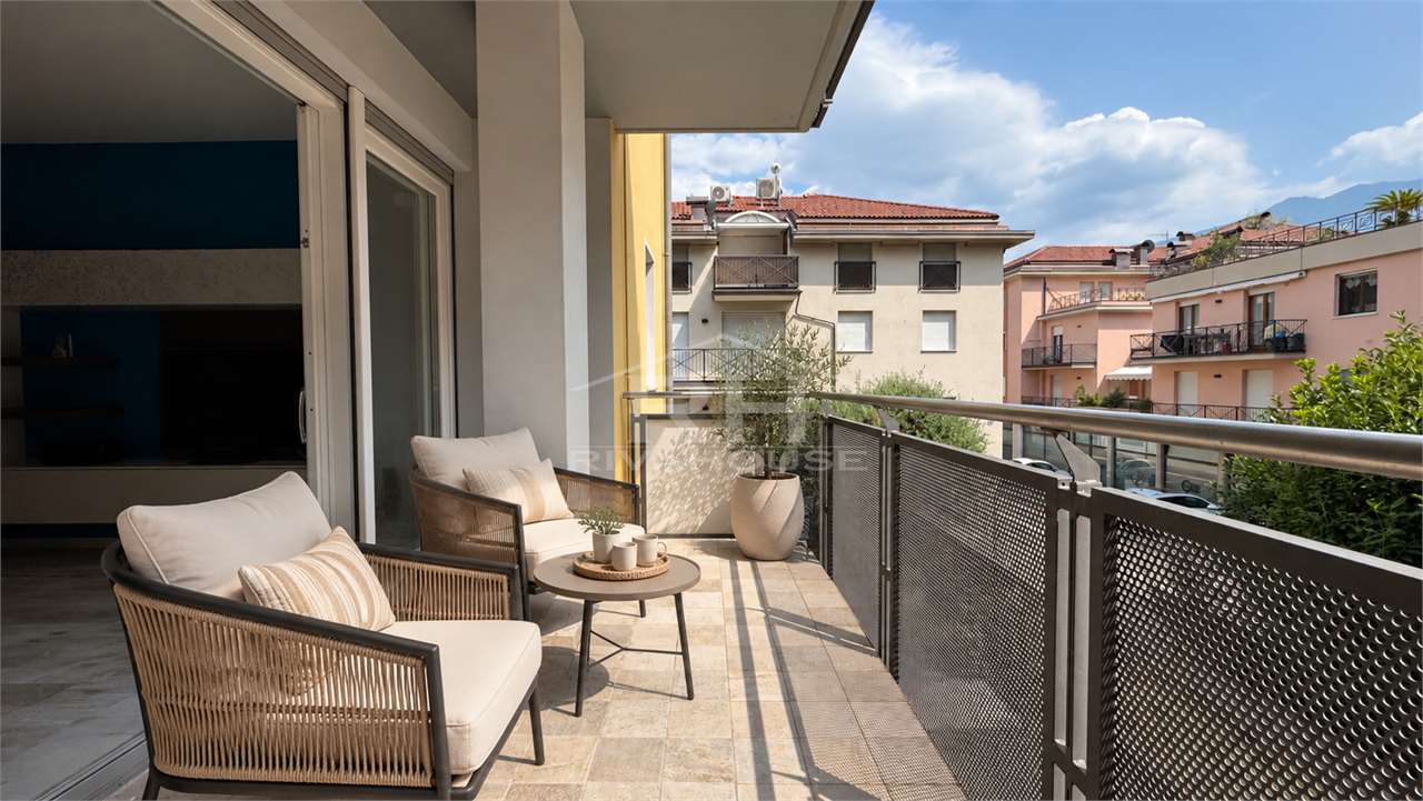 REF. 11 - LARGE THREE-ROOM APARTMENT FOR SALE IN RIVA CENTRO, WITH GARAGE AND TERRACES