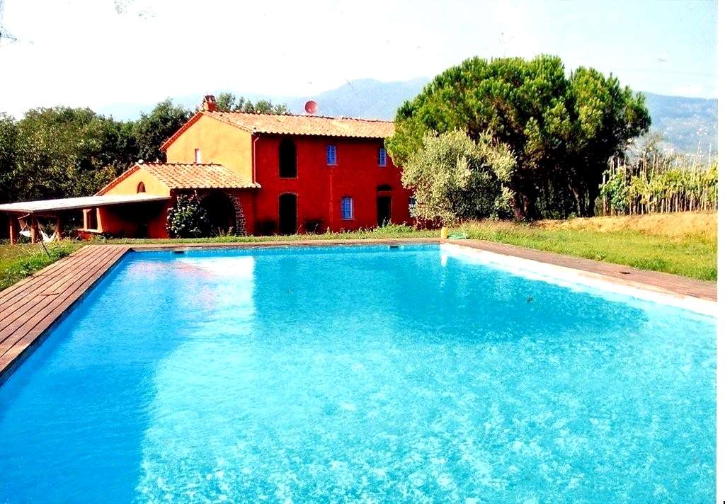 Rustico con ampio terreno e piscina a Gragnano