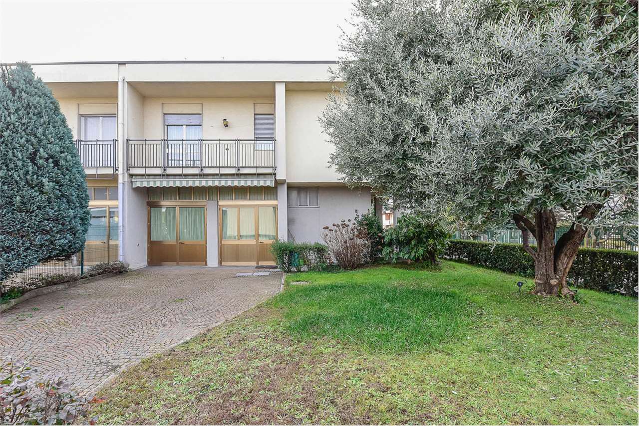 Fotografia Villa bifamiliare piccola 1
