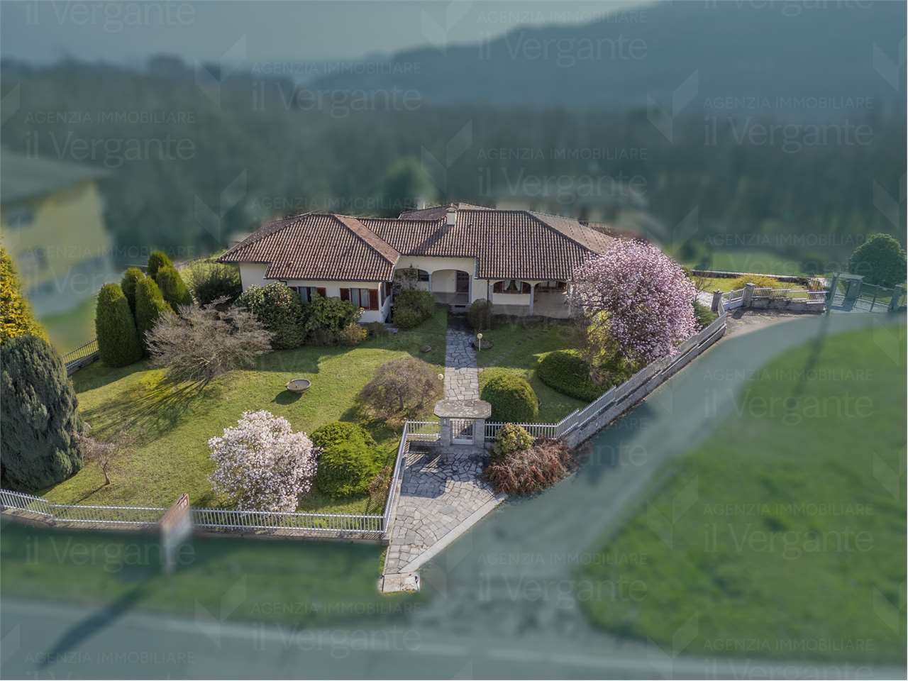 Soleggiata villa con giardino