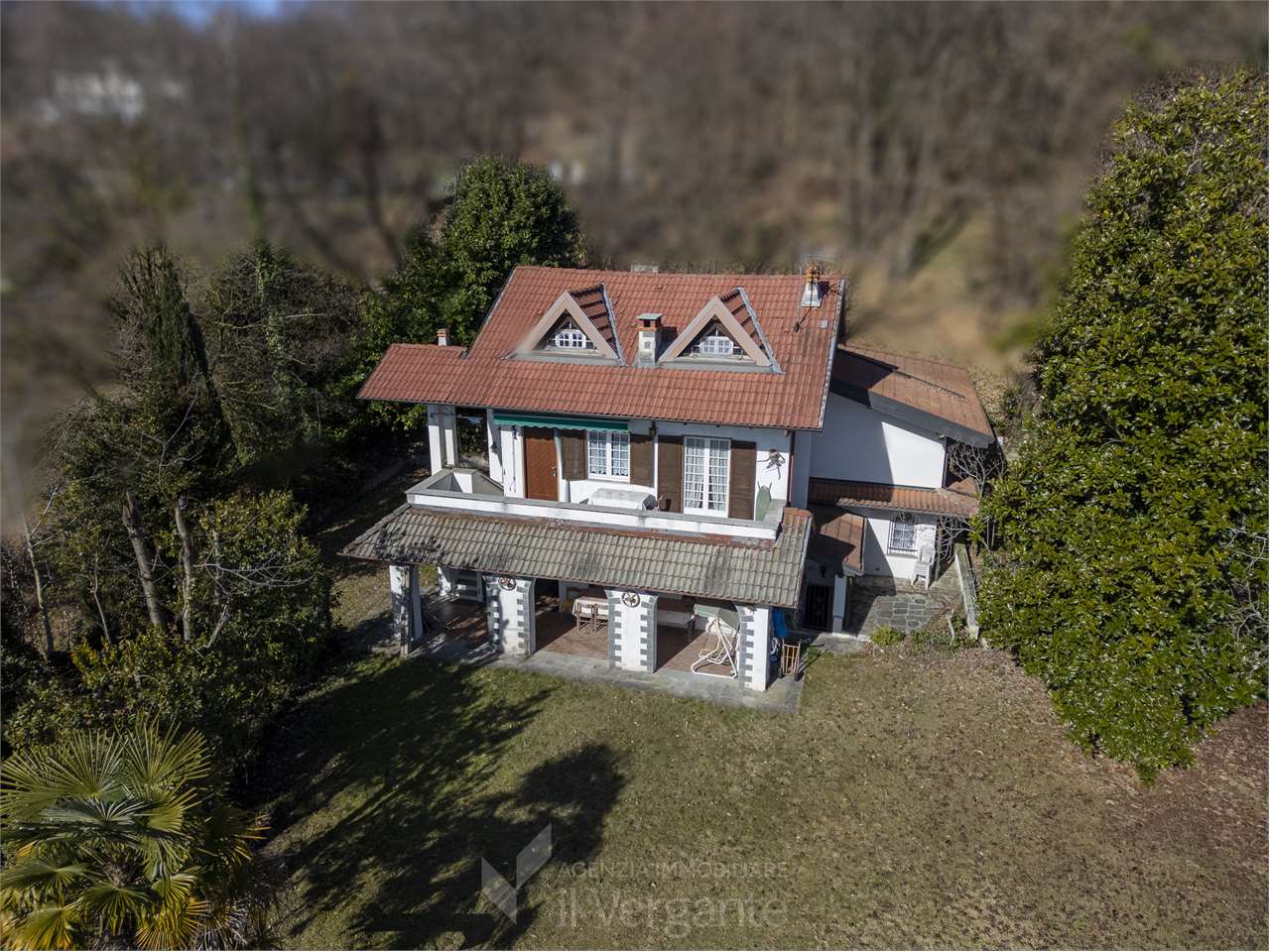 Villa con vista lago e terreno