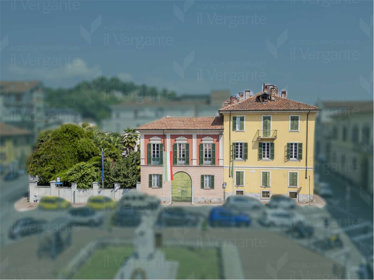Palazzo storico con giardino
