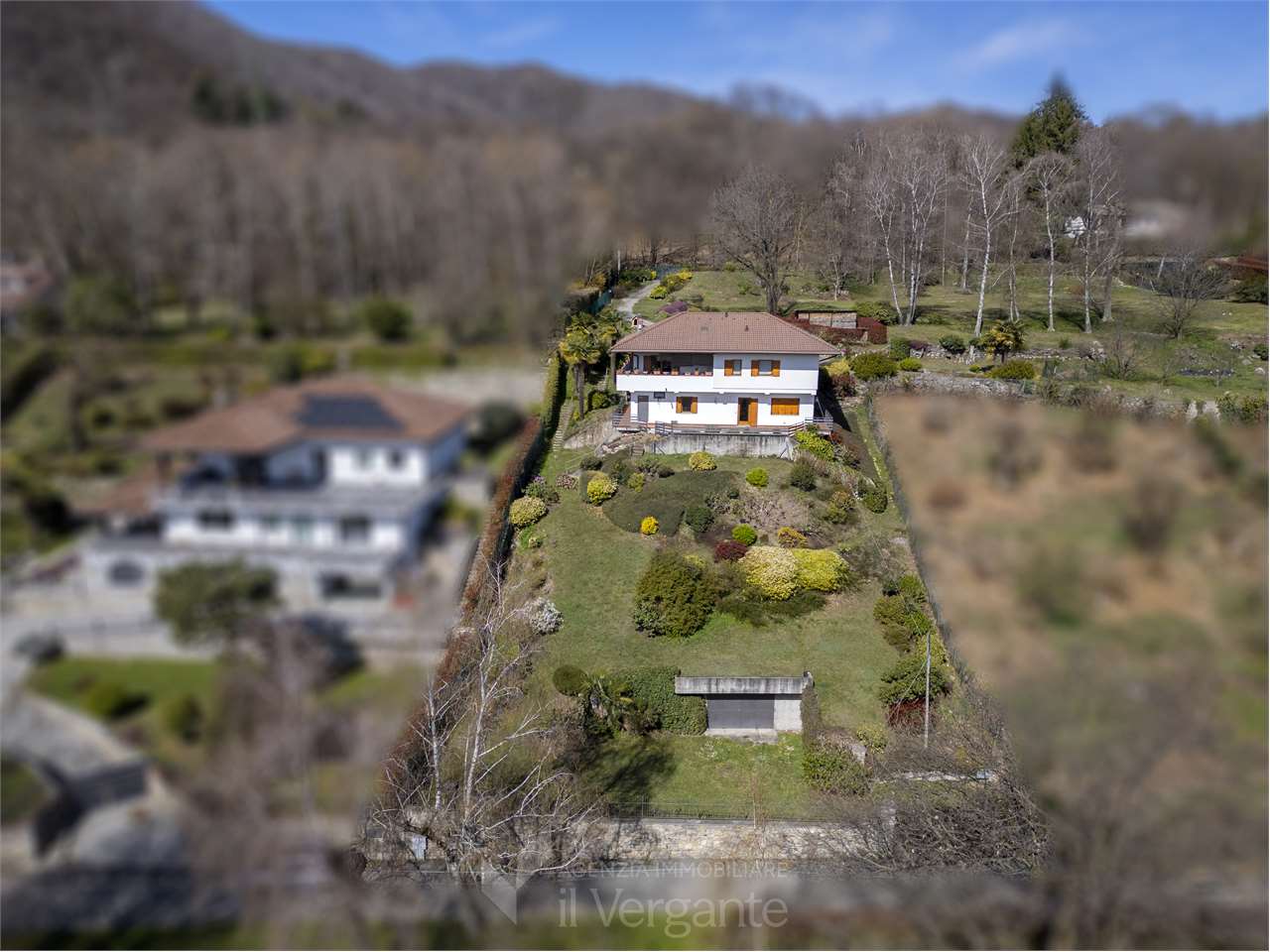 Villa con terreno e vista lago