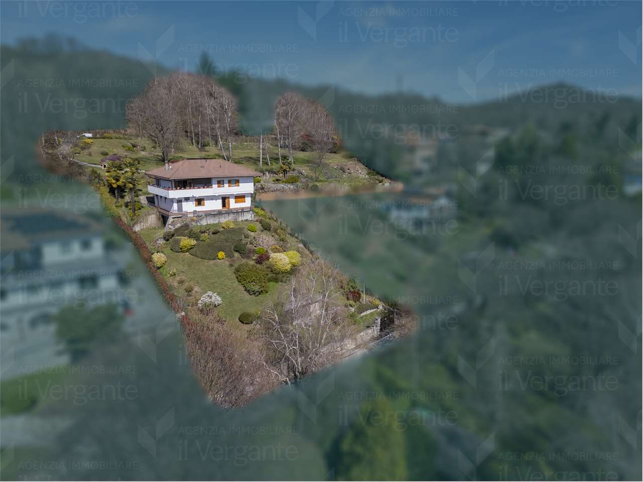 Villa con terreno e vista lago
