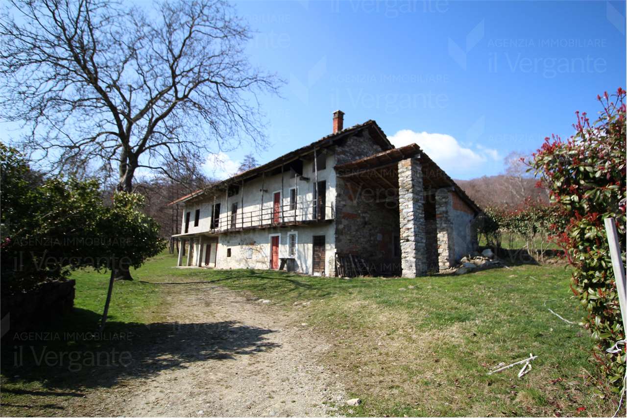 Cascina con terreno e casetta