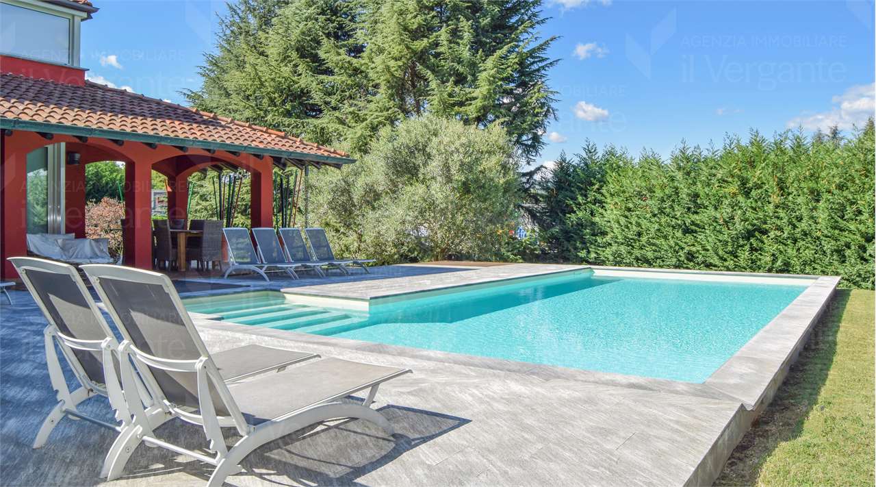 Prestigiosa villa con parco e piscina