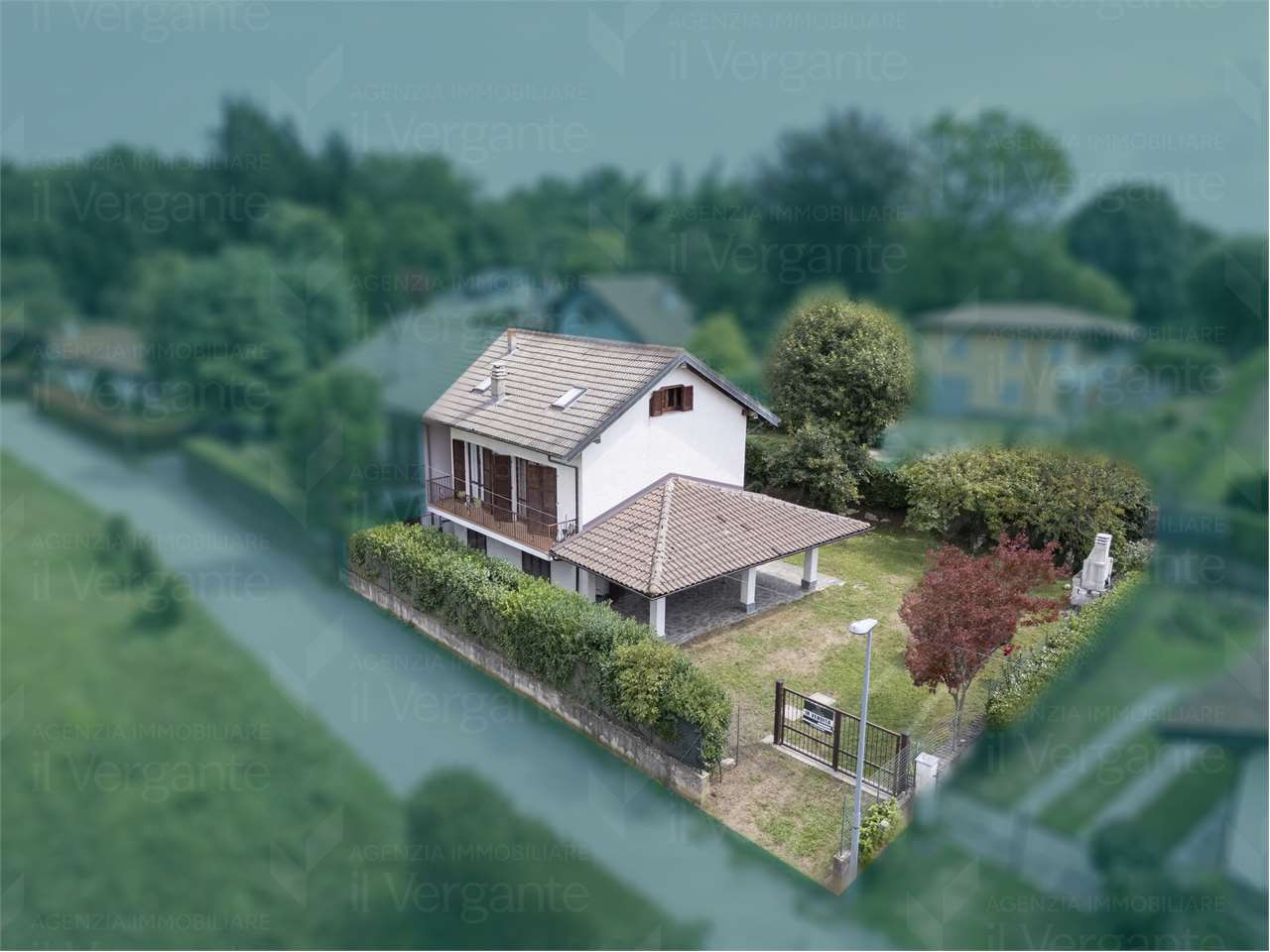 Villa con portico e giardino