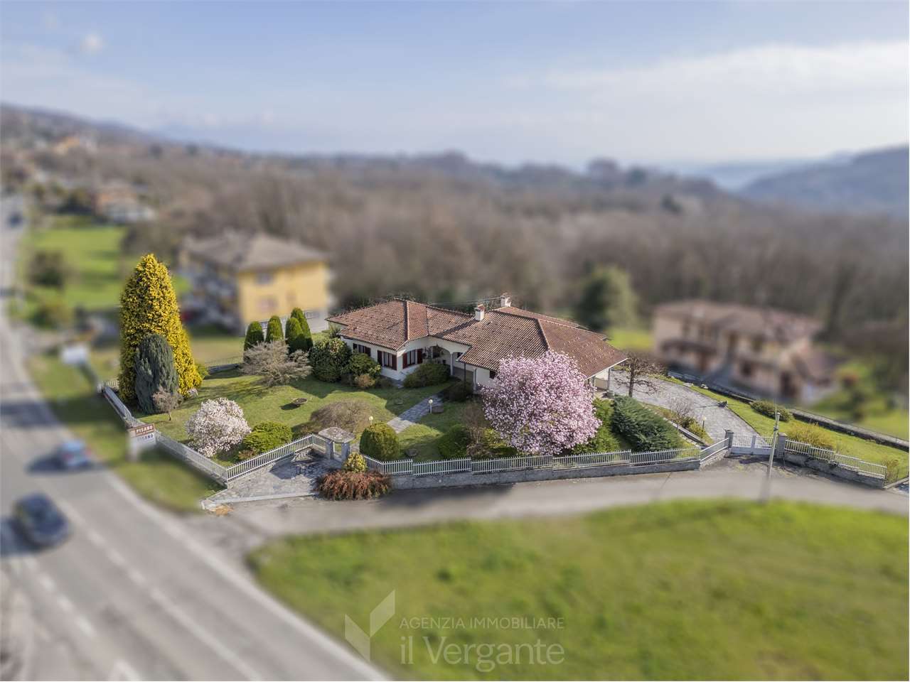 Soleggiata villa con giardino