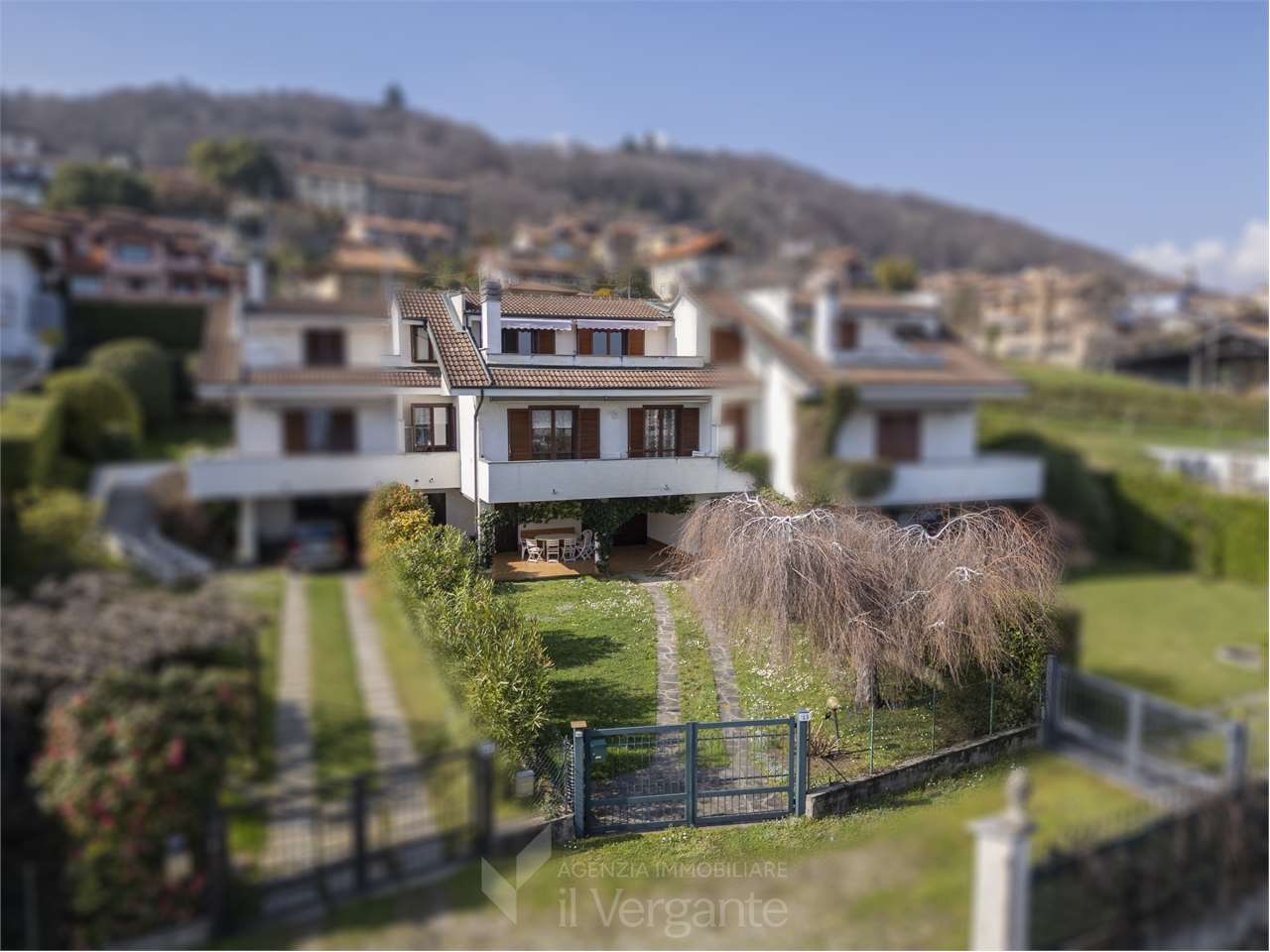 Villa vista lago vicino al paese