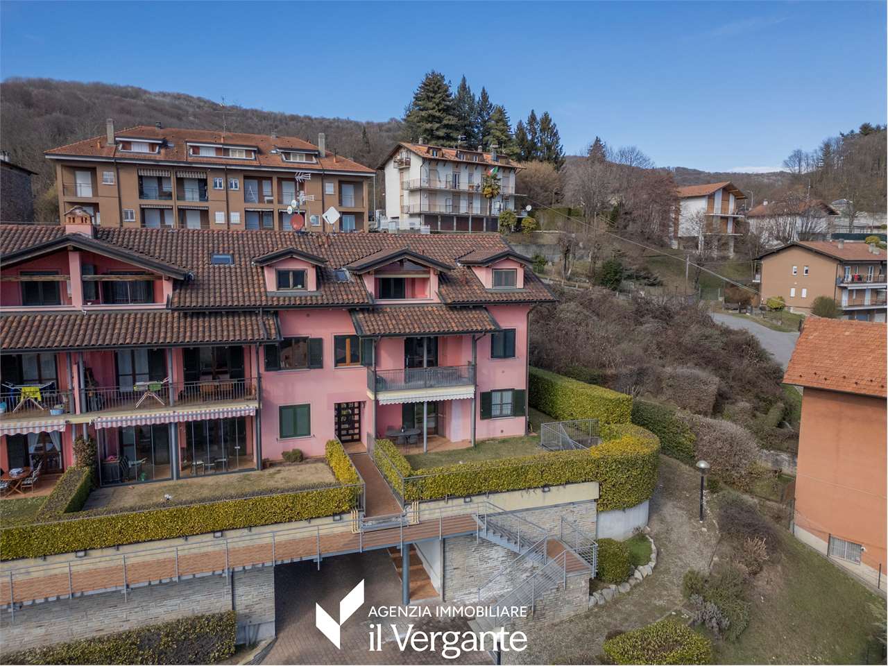 Apartment with garden and lake view