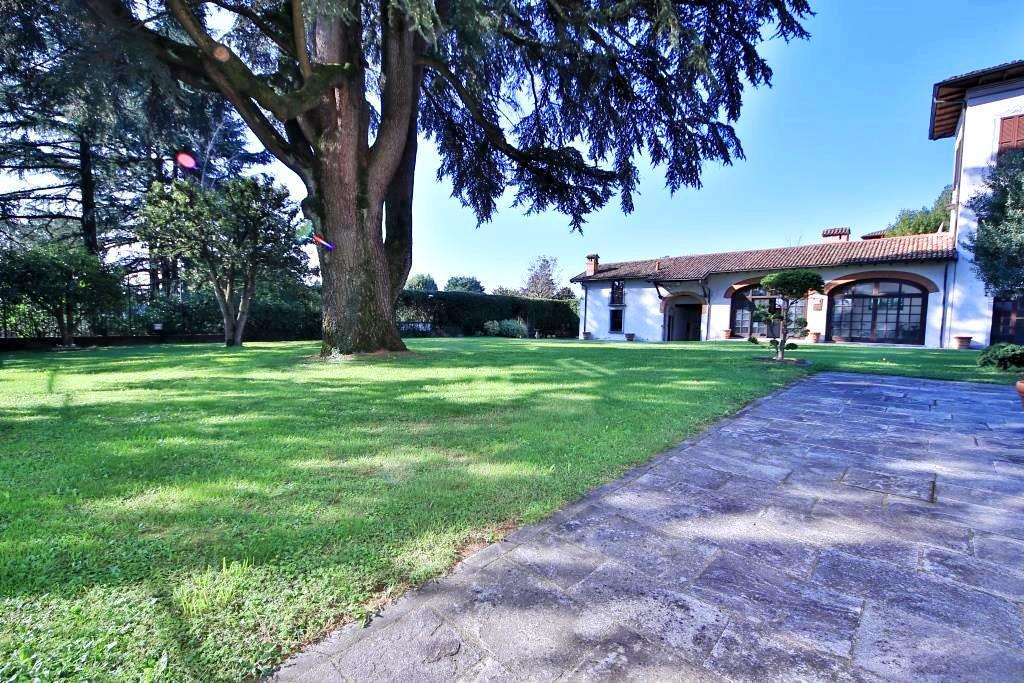 Villa in vendita a Daverio (VA)