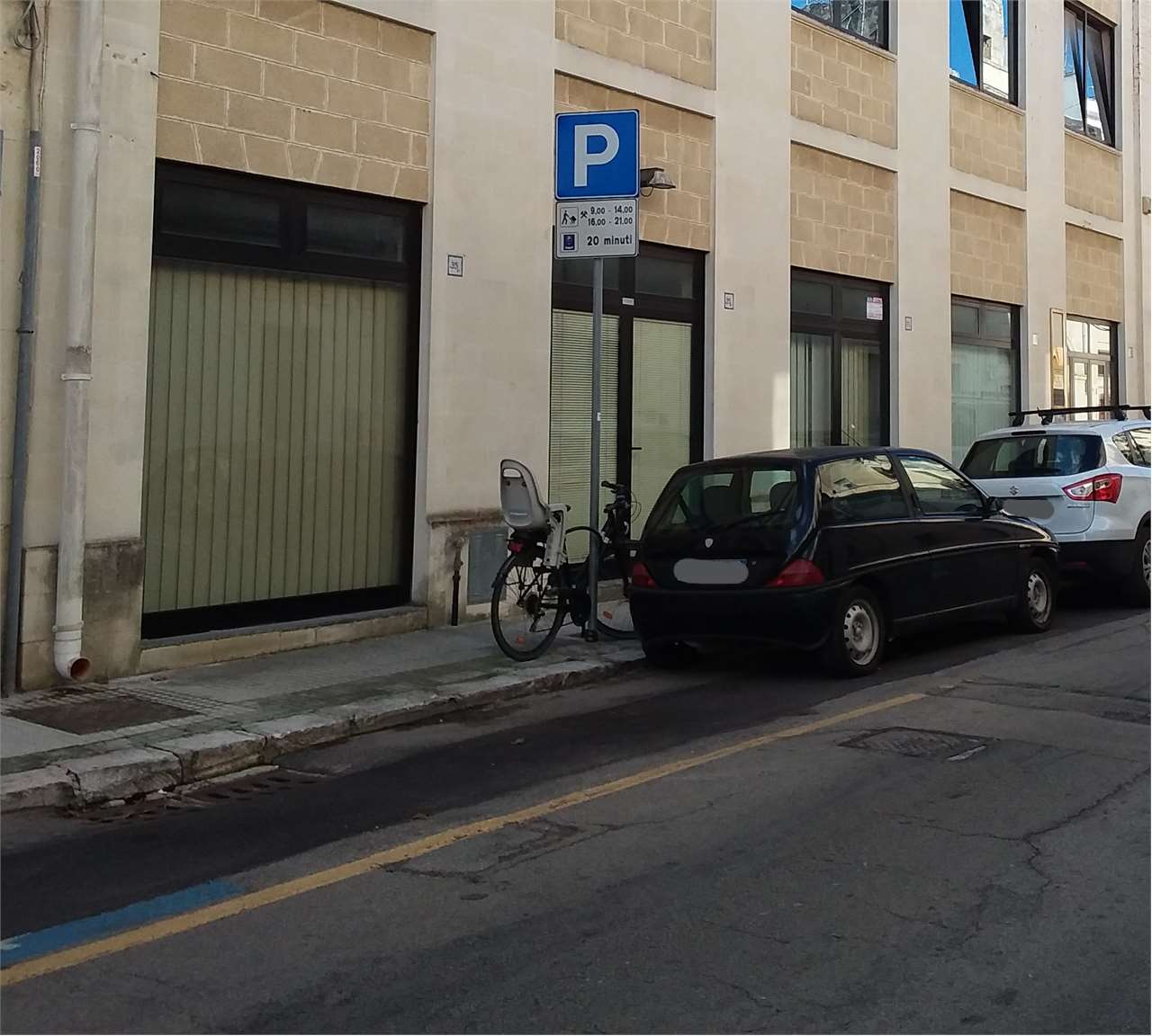 Locale commerciale con grandi vetrine a Lecce - foto 1