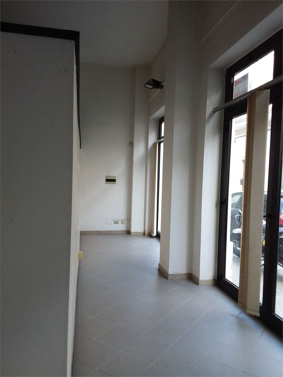 Locale commerciale con grandi vetrine a Lecce - foto 6