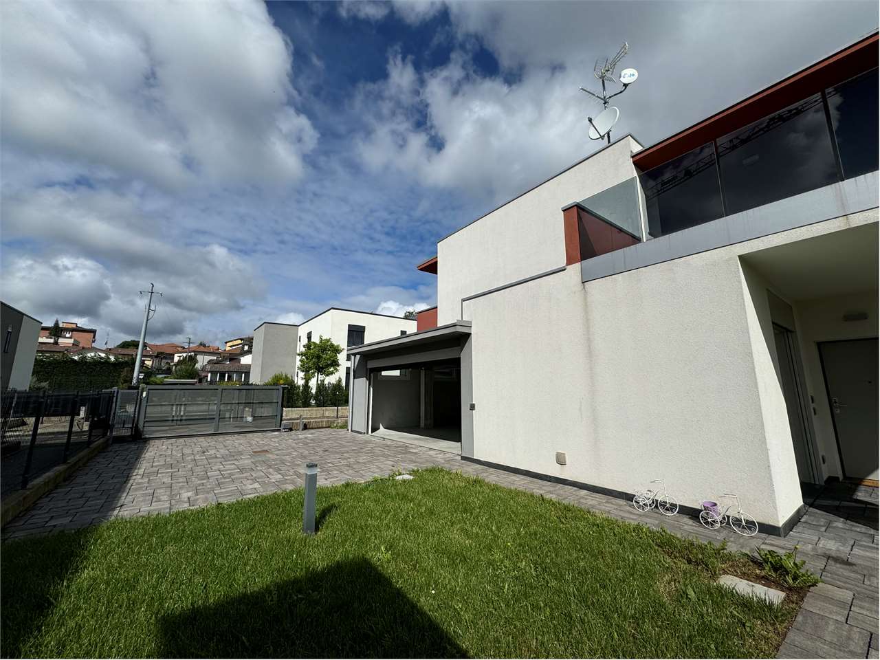 Villa in vendita a Oltrona Di San Mamette (CO)