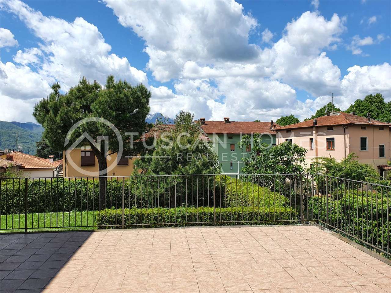 for-sale-apartment-three-bedrooms-panoramic-terrace-garage-barga-tuscany