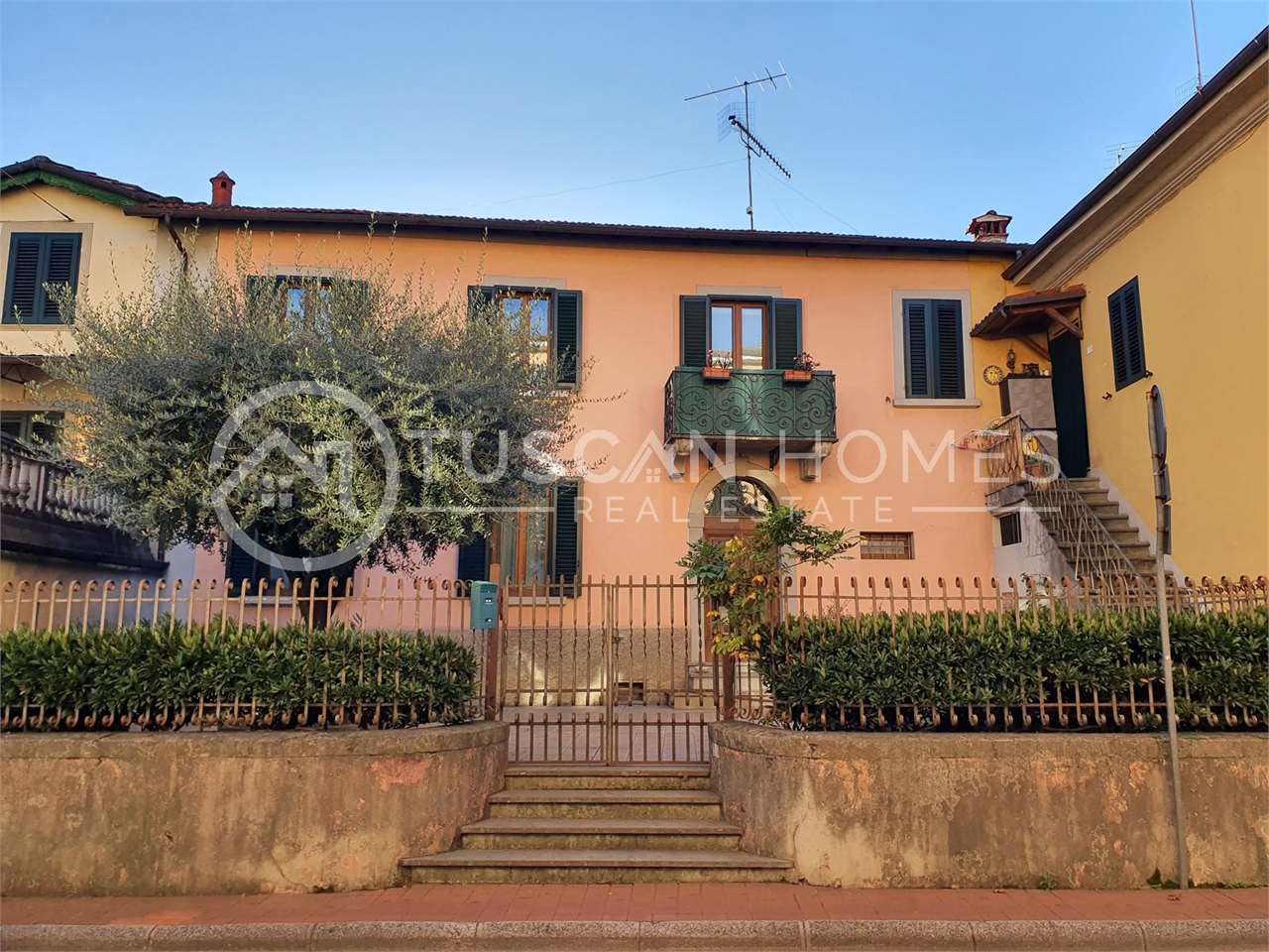 townhouse-refurbished-central-tuscany-forsale-barga-lucca