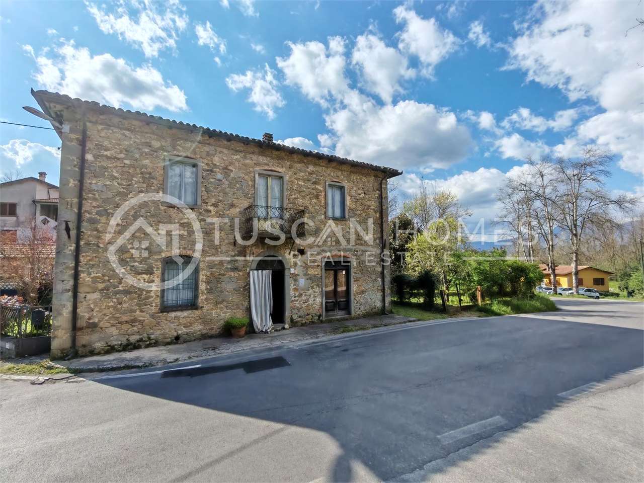 villa-for-sale-forsale-barga-castelnuovo-gallicano-tuscany-pool-refurbishment