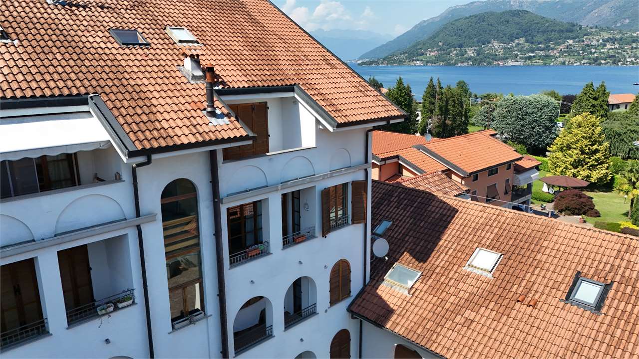 Trilocale con vista lago, garage e ascensore nel cuore di Pella